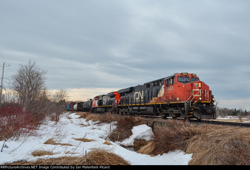 CN 2863 leads 402 at the old Rue Des Veterans crossing